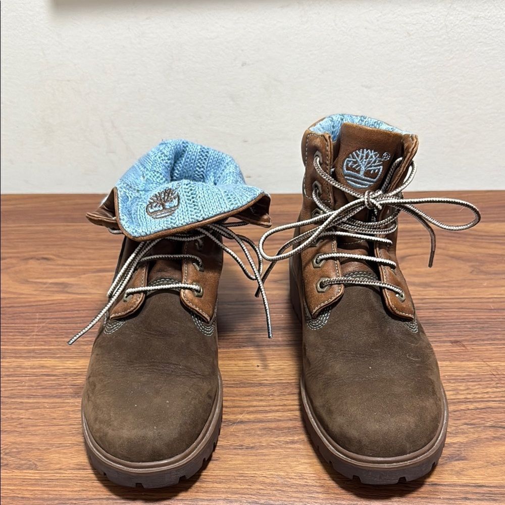 Timberland Woman’s Roll Top Dark Brown Boot With Blue Lining & Stitching. Size 7
